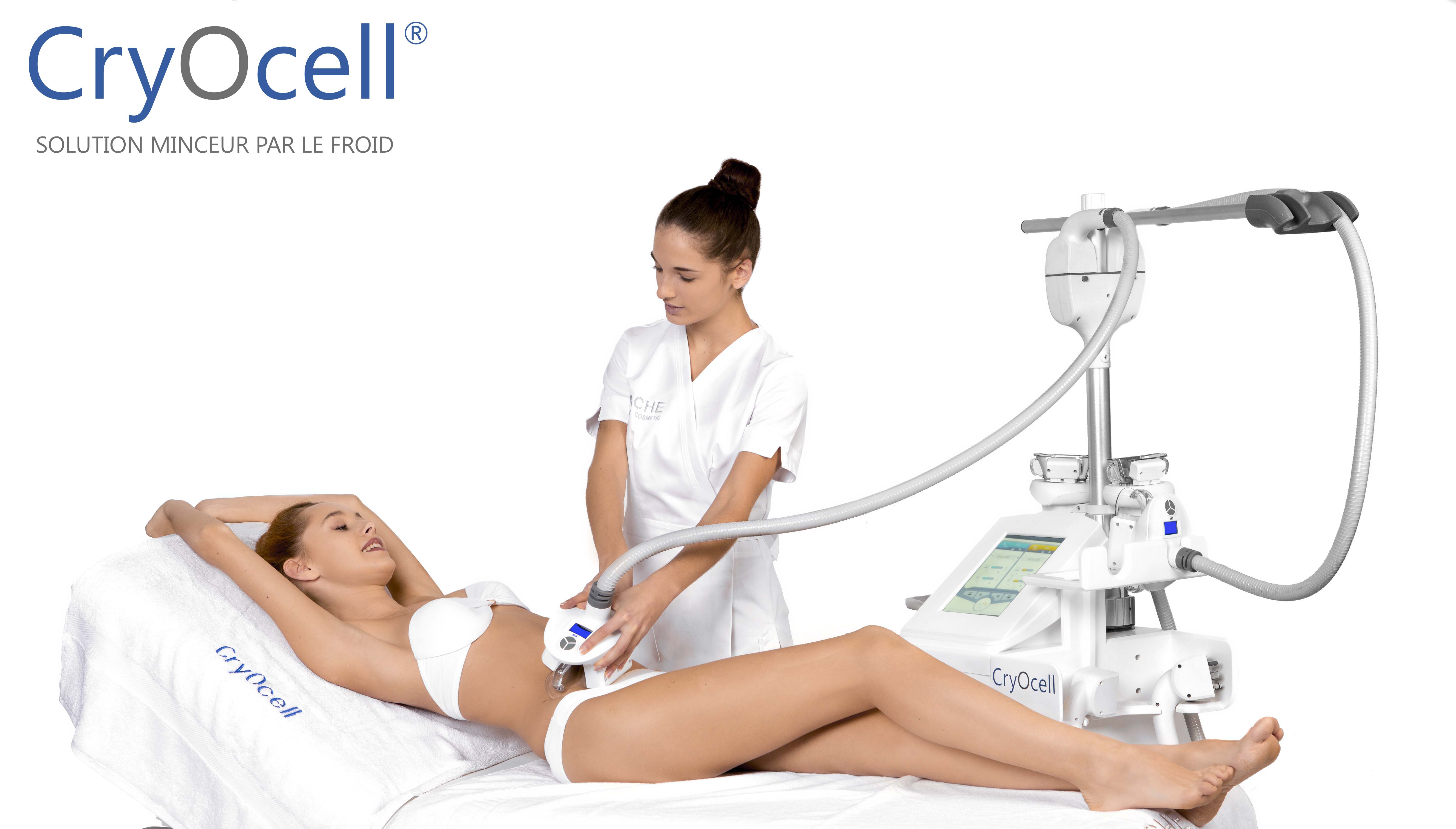 Femme utilisant la cryolipolyse via cryocell sur une patiente